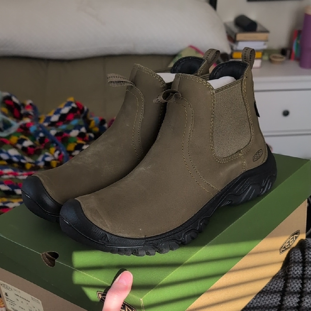 Keen Greta II Chelsea Boots in Dark Olive